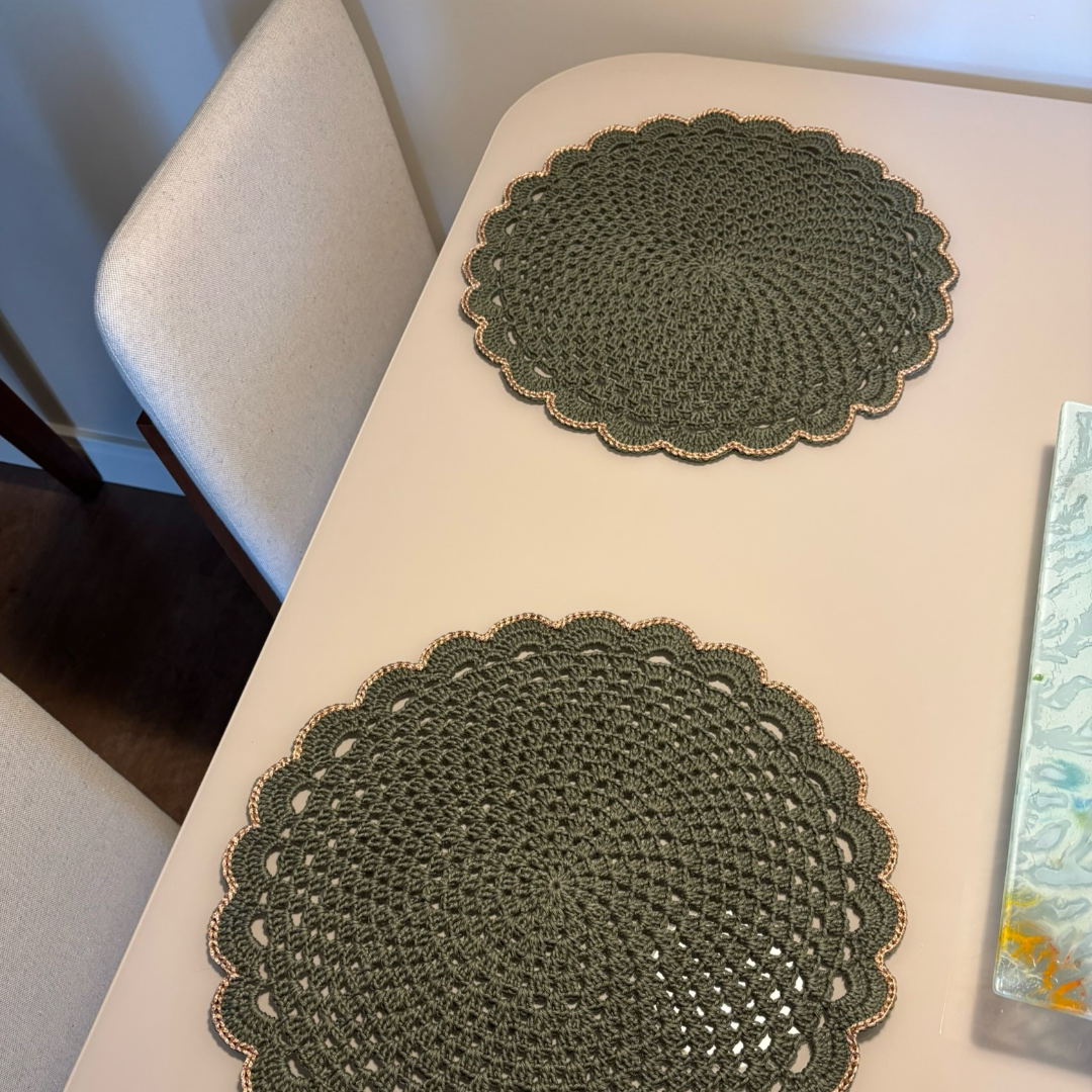 Sousplat verde militar com detalhe dourado — foto 3