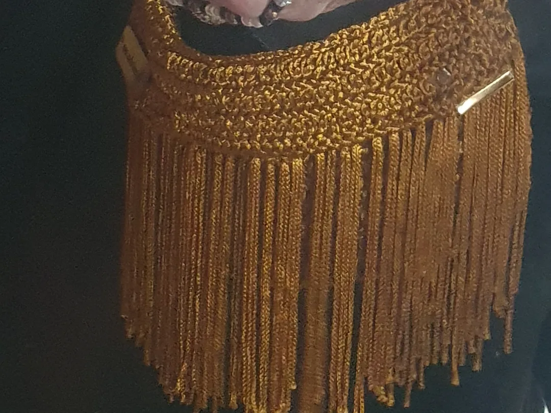 Bolsa carteira dourada em crochê,  forrada com alça em argolas de crochê — foto 3