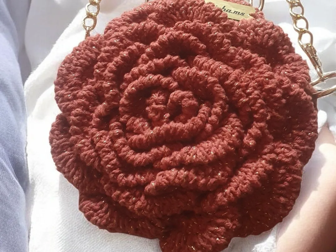 Bolsa em crochê modelo rosa — foto 3