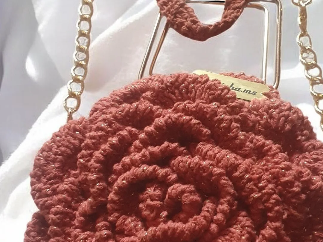 Bolsa em crochê modelo rosa — foto 2
