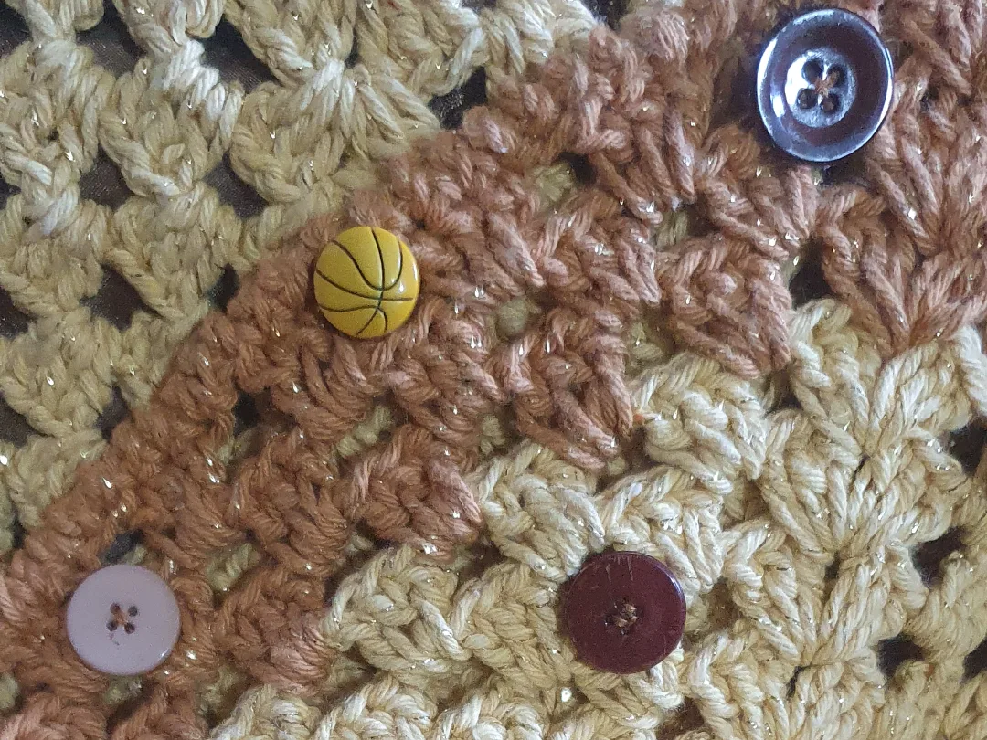 Bolsa tote crochê,  fio brilho, com botões em detalhe e alça revestida no croche, forrada. — foto 2