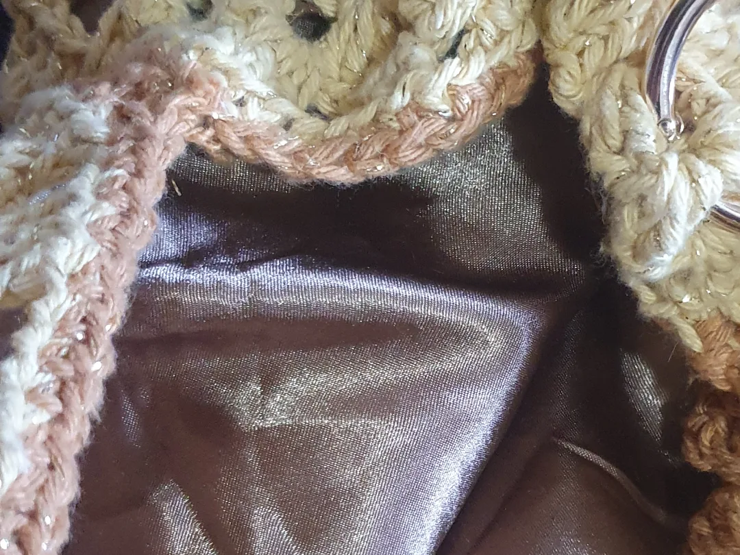 Bolsa tote crochê,  fio brilho, com botões em detalhe e alça revestida no croche, forrada. — foto 3