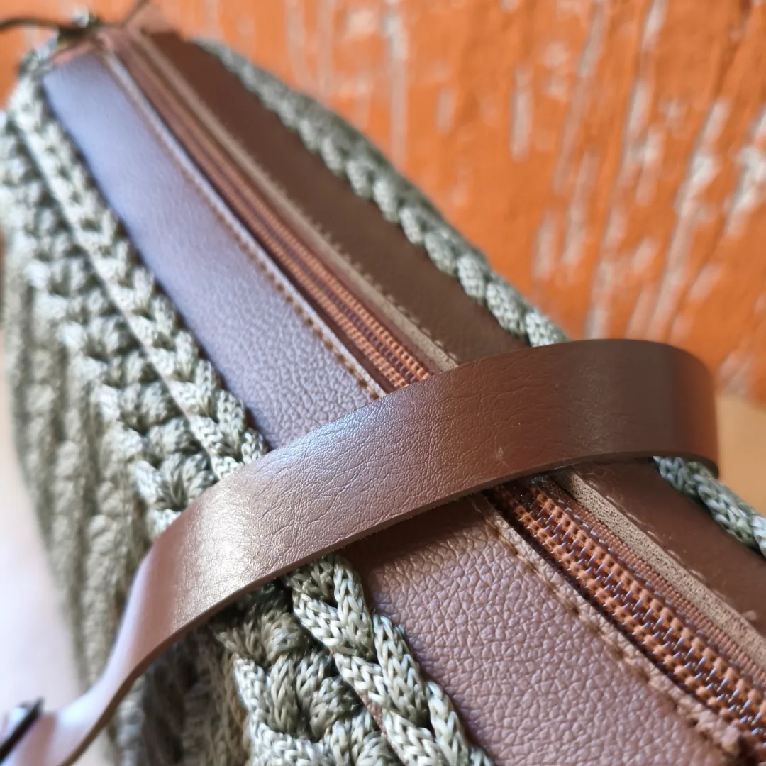 A Bolsa Essência foi criada para mulheres que acreditam que o verdadeiro luxo está na qualidade, no cuidado e na exclusividade do feito à mão.Confeccionada artesanalmente em fio náutico, seu trançado em relevo cria uma textura encantadora que valoriza cada ponto. A tonalidade creme traz leveza e sofisticação, combinando facilmente com diferentes estilos e ocasiões.  Seu acabamento impecável, o fechamento em zíper e a alça regulável unem beleza, praticidade e segurança para acompanhar você em todos os momentos. — foto 3