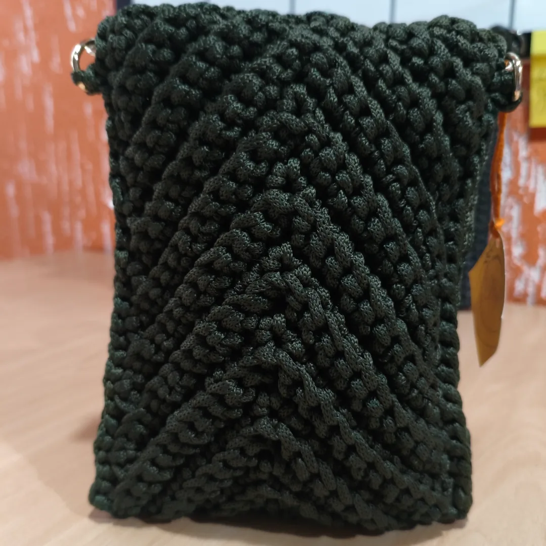 Bolsa Ana – A companheira perfeita para o seu dia a dia. ✨  Prática, versátil e indispensável, a Bolsa Ana foi criada para acompanhar você em todos os momentos. Perfeita para aquela ida à padaria, ao banco, um café com as amigas ou qualquer compromisso do dia a dia.  Com alça transversal, ela oferece conforto e liberdade para você levar o essencial com muito estilo.  Disponível em dois tamanhos: 🧶 Pequena: ideal para celular, carteira e chaves. 🧶 Média: perfeita para levar até dois celulares, carteira, chaves, batom e pequenos itens indispensáveis. — foto 5