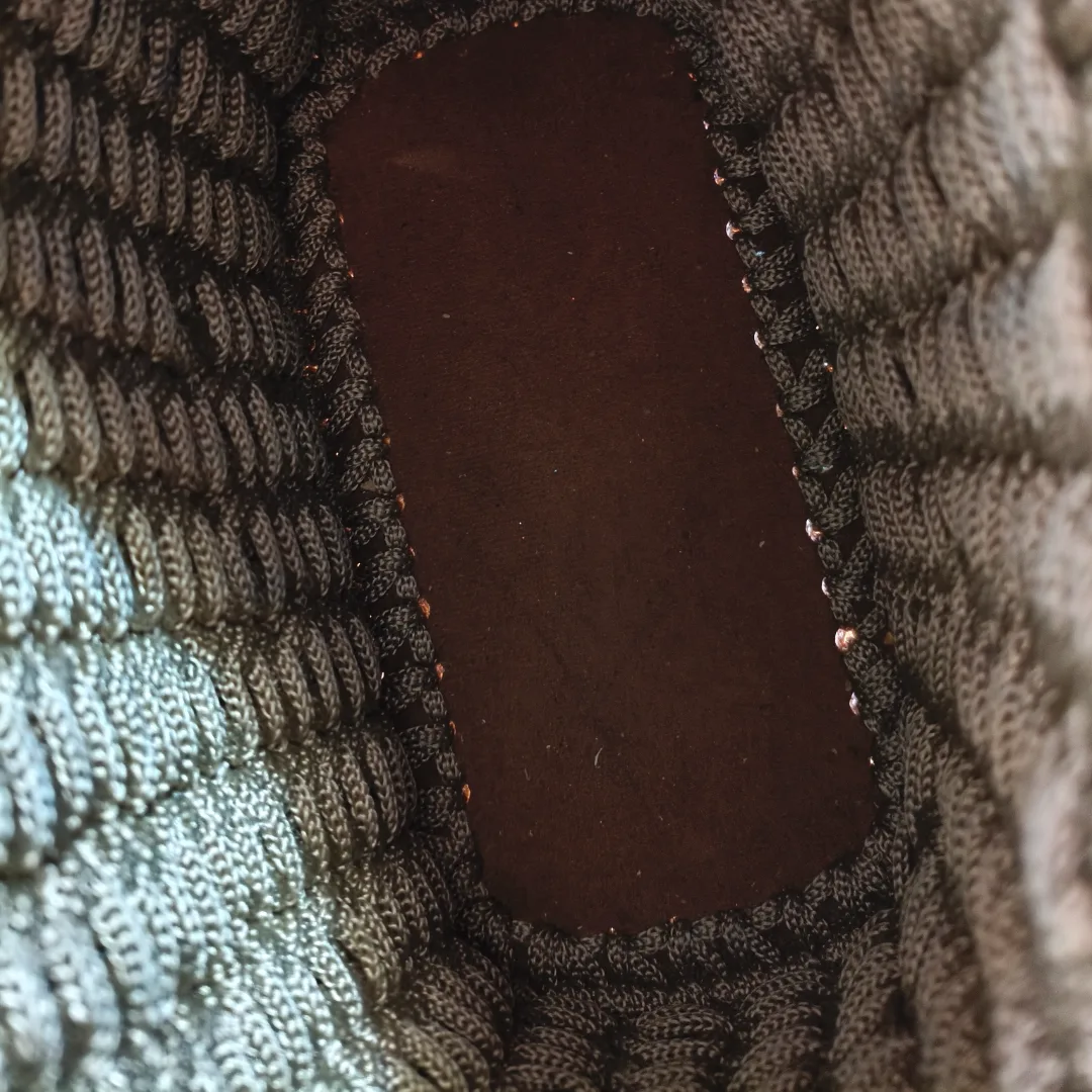 A Bolsa Essência foi criada para mulheres que acreditam que o verdadeiro luxo está na qualidade, no cuidado e na exclusividade do feito à mão.Confeccionada artesanalmente em fio náutico, seu trançado em relevo cria uma textura encantadora que valoriza cada ponto. A tonalidade creme traz leveza e sofisticação, combinando facilmente com diferentes estilos e ocasiões.  Seu acabamento impecável, o fechamento em zíper e a alça regulável unem beleza, praticidade e segurança para acompanhar você em todos os momentos. — foto 4