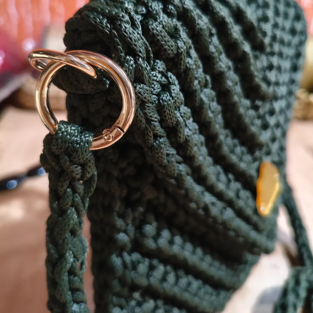 Bolsa Ana – A companheira perfeita para o seu dia a dia. ✨  Prática, versátil e indispensável, a Bolsa Ana foi criada para acompanhar você em todos os momentos. Perfeita para aquela ida à padaria, ao banco, um café com as amigas ou qualquer compromisso do dia a dia.  Com alça transversal, ela oferece conforto e liberdade para você levar o essencial com muito estilo.  Disponível em dois tamanhos: 🧶 Pequena: ideal para celular, carteira e chaves. 🧶 Média: perfeita para levar até dois celulares, carteira, chaves, batom e pequenos itens indispensáveis. — foto 3