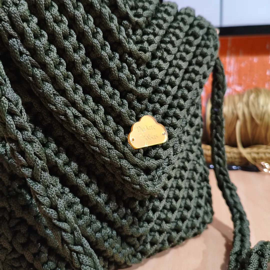 Bolsa Ana – A companheira perfeita para o seu dia a dia. ✨  Prática, versátil e indispensável, a Bolsa Ana foi criada para acompanhar você em todos os momentos. Perfeita para aquela ida à padaria, ao banco, um café com as amigas ou qualquer compromisso do dia a dia.  Com alça transversal, ela oferece conforto e liberdade para você levar o essencial com muito estilo.  Disponível em dois tamanhos: 🧶 Pequena: ideal para celular, carteira e chaves. 🧶 Média: perfeita para levar até dois celulares, carteira, chaves, batom e pequenos itens indispensáveis. — foto 2