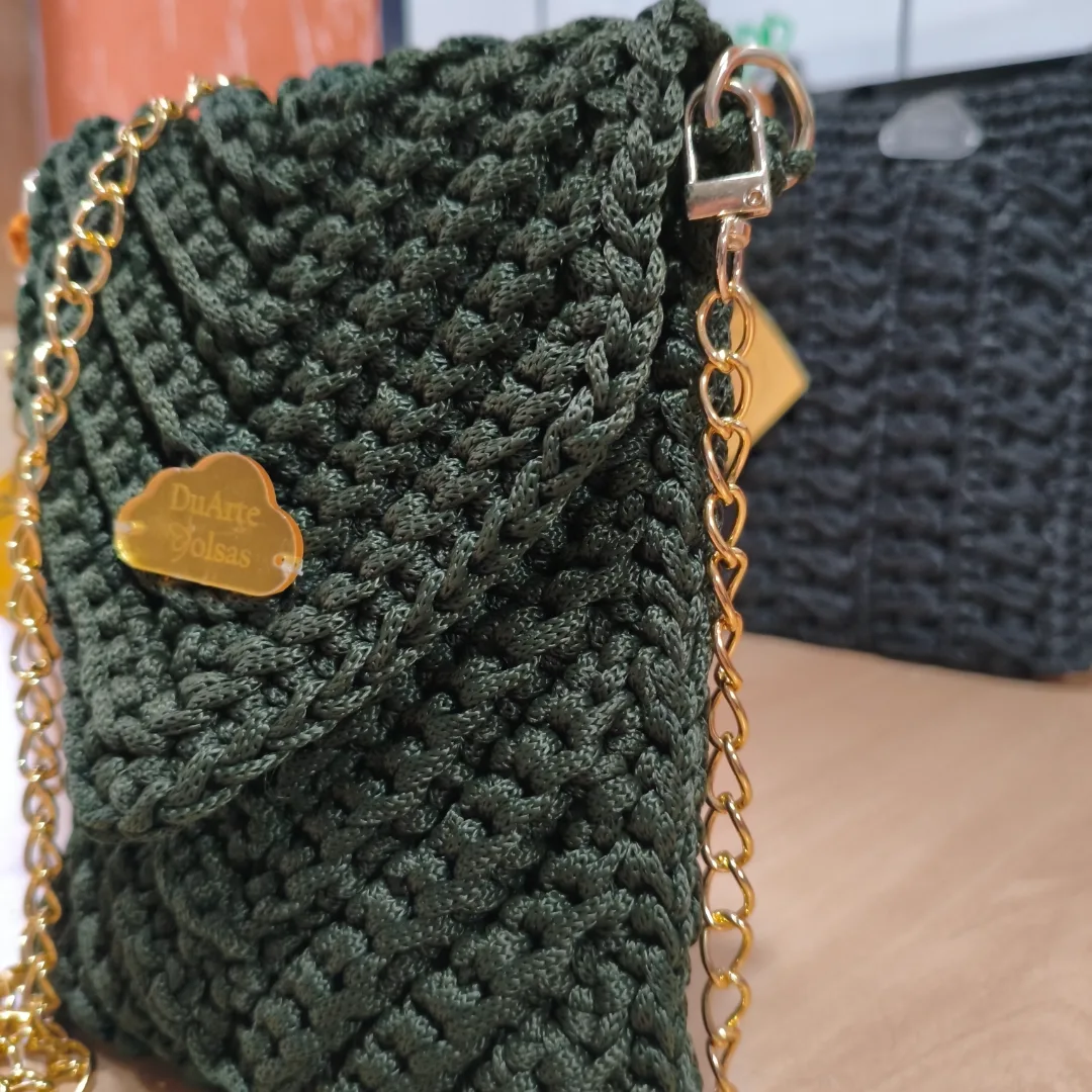 Bolsa Ana – A companheira perfeita para o seu dia a dia. ✨  Prática, versátil e indispensável, a Bolsa Ana foi criada para acompanhar você em todos os momentos. Perfeita para aquela ida à padaria, ao banco, um café com as amigas ou qualquer compromisso do dia a dia.  Com alça transversal, ela oferece conforto e liberdade para você levar o essencial com muito estilo.  Disponível em dois tamanhos: 🧶 Pequena: ideal para celular, carteira e chaves. 🧶 Média: perfeita para levar até dois celulares, carteira, chaves, batom e pequenos itens indispensáveis. — foto 6