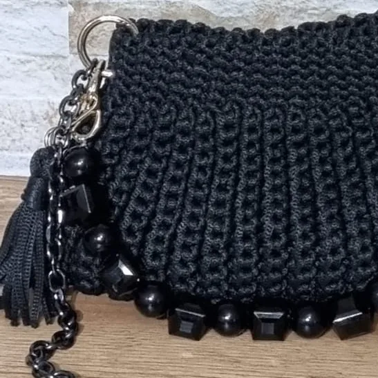 A Bolsa Pri foi criada para quem ama unir estilo, sofisticação e exclusividade em uma única peça.  Confeccionada artesanalmente em fio náutico Círculo, utilizando a combinação de pontos baixos e pontos baixo em relevo, que proporcionam uma textura elegante, firmeza e um acabamento impecável, possui um tamanho ideal para acompanhar você em passeios, eventos, encontros e ocasiões especiais, carregando seus itens essenciais com muito charme e elegância.  Um dos grandes destaques da Bolsa Pri é sua versatilidade. Ela acompanha duas opções de alças: ✨ Alça de pedraria, para um visual sofisticado e cheio de personalidade. ✨ Alça em corrente revestida com crochê, que proporciona conforto e um toque moderno.  Cada bolsa é produzida a partir de seu pedido, tornando cada peça única e especial, atendendo ao seu estilo, com o cuidado e a qualidade que somente o trabalho feito à mão pode oferecer.A Afinal, peças artesanais não seguem tendências: elas criam histórias. — foto 5
