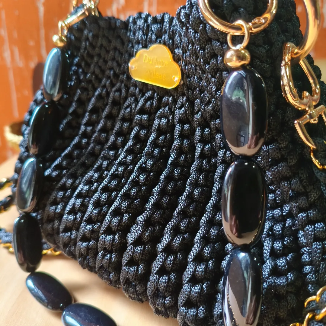 A Bolsa Pri foi criada para quem ama unir estilo, sofisticação e exclusividade em uma única peça.  Confeccionada artesanalmente em fio náutico Círculo, utilizando a combinação de pontos baixos e pontos baixo em relevo, que proporcionam uma textura elegante, firmeza e um acabamento impecável, possui um tamanho ideal para acompanhar você em passeios, eventos, encontros e ocasiões especiais, carregando seus itens essenciais com muito charme e elegância.  Um dos grandes destaques da Bolsa Pri é sua versatilidade. Ela acompanha duas opções de alças: ✨ Alça de pedraria, para um visual sofisticado e cheio de personalidade. ✨ Alça em corrente revestida com crochê, que proporciona conforto e um toque moderno.  Cada bolsa é produzida a partir de seu pedido, tornando cada peça única e especial, atendendo ao seu estilo, com o cuidado e a qualidade que somente o trabalho feito à mão pode oferecer.A Afinal, peças artesanais não seguem tendências: elas criam histórias. — foto 3