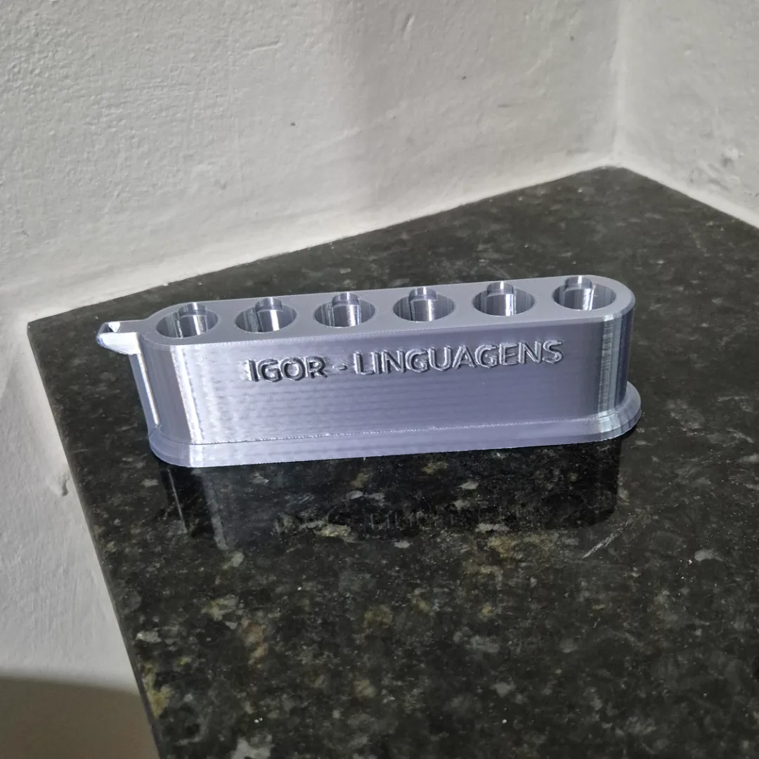 Suporte para canetao de quadro branco, cabem 6, personalizado com o nome e a cor de sua preferência! Praticidade, tem espaço para um cordão. — foto 3