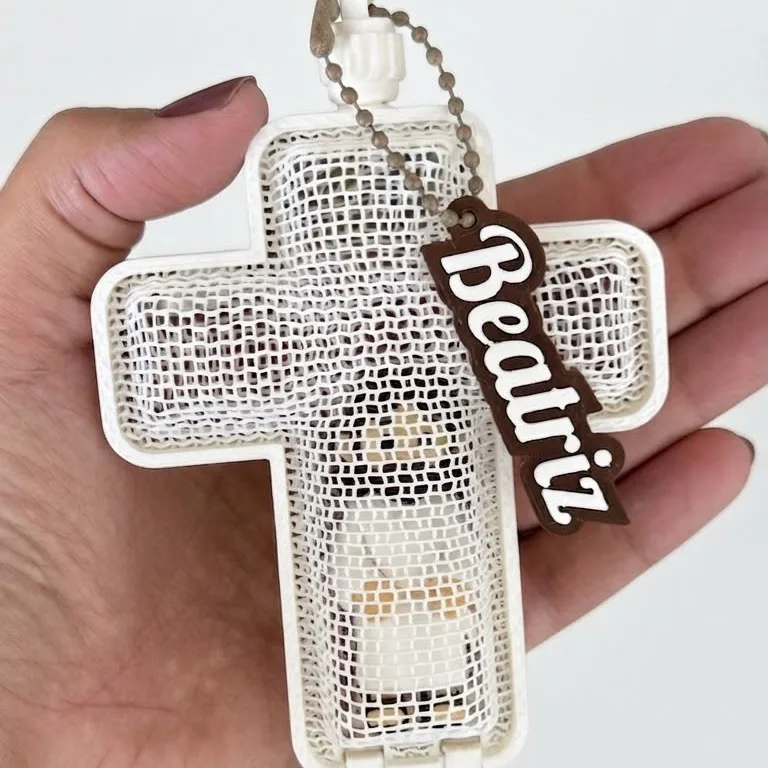 Relicário em formato de Cruz com Tag personalizada — foto 2