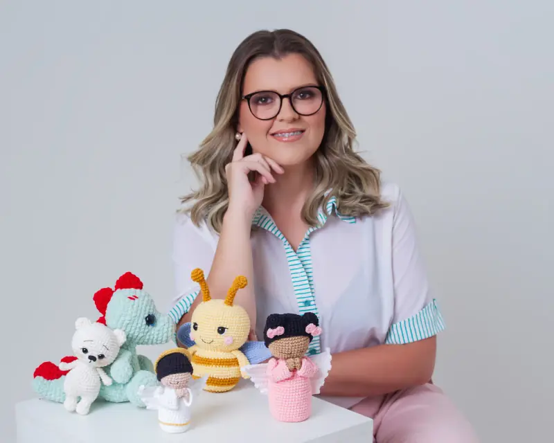 Pry Oliveira, artesã criadora da Amigurumi BH e professora do curso