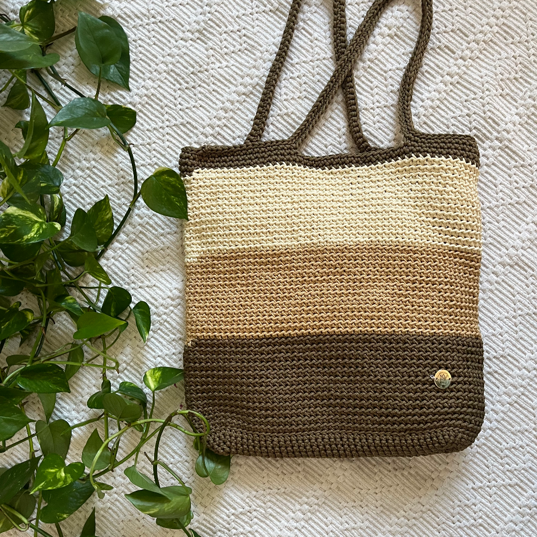 Bolsa COPA. Modelo em crochê com 3 cores, duas alças médias em crochê, fecho interno e sem forro. — foto 3