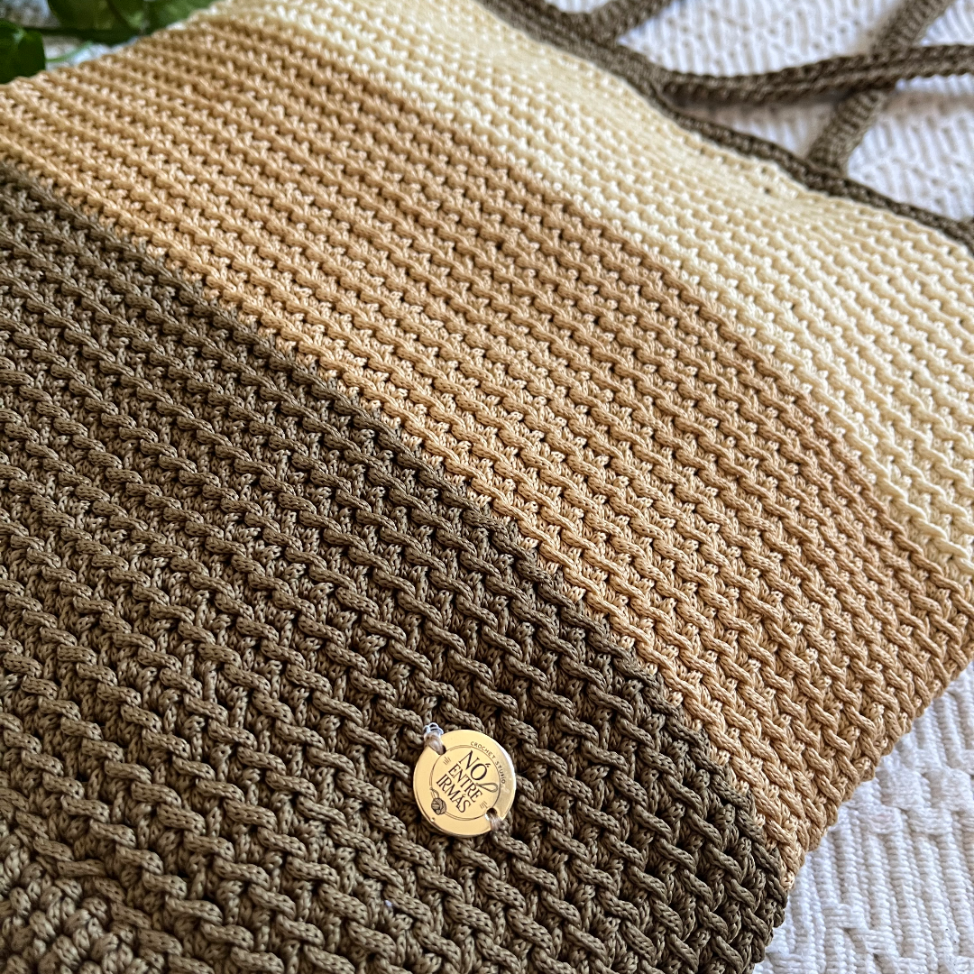Bolsa COPA. Modelo em crochê com 3 cores, duas alças médias em crochê, fecho interno e sem forro. — foto 4