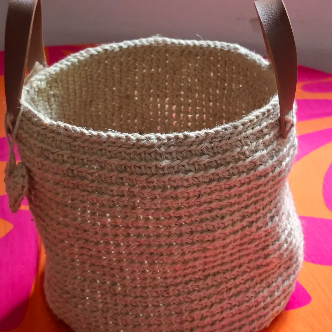Cachepot  de juta com alça de couro — foto 2